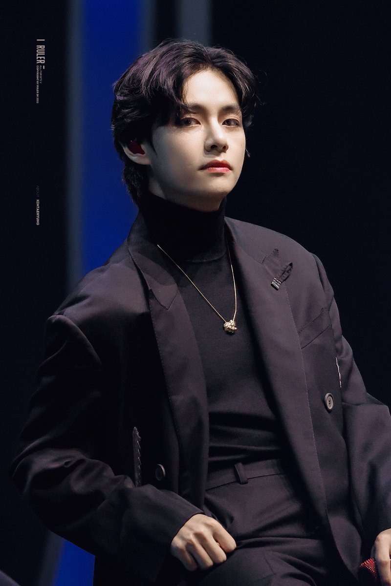 Siyahlar içindeki Kim Taehyung halis mi adlı bir tweet dizisi🕴🏻🖤