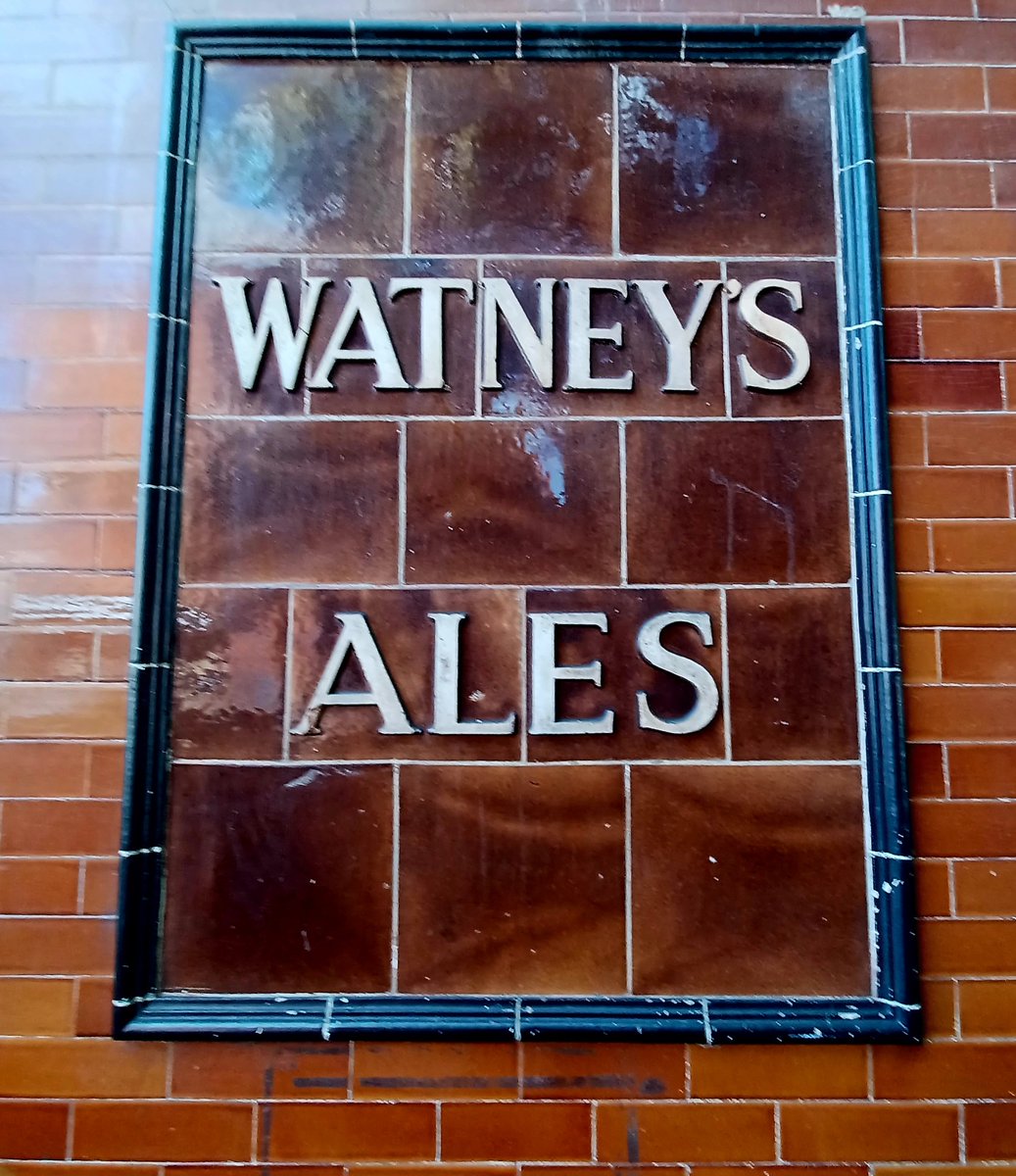 StartLicensing's tweet photo. Nice tiled #pubsigns surviving on side of old #KingsHead #pub in #Walworth 
#watneysales #reidsstout 
#watneys #brewery
@WalworthSociety @se17 
#oldpubsoflondon https://t.co/giTiYoGfry