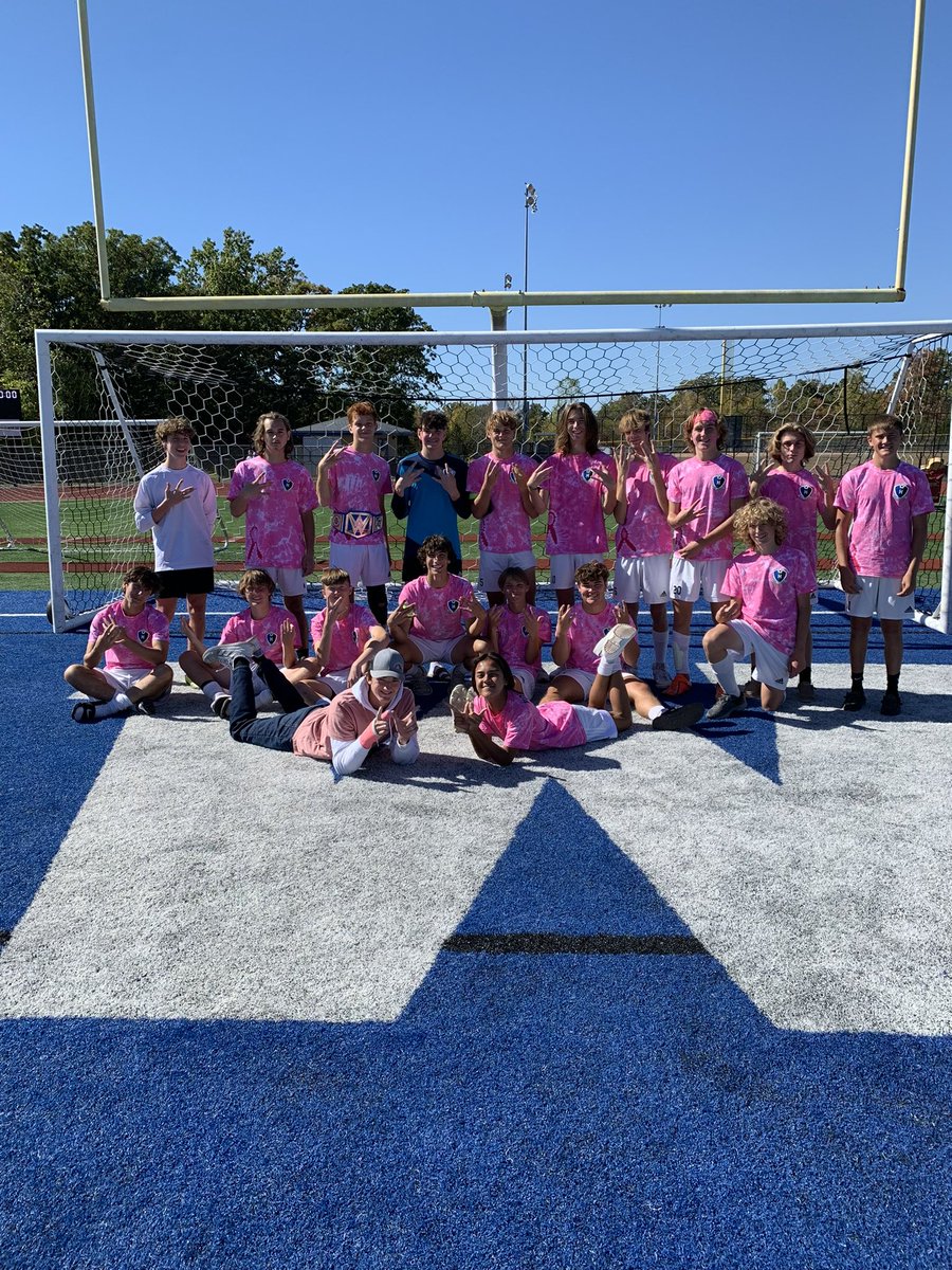 Varsity boys are victorious over Poplar Bluff in our annual Pink Out game. Blaine Leonard takes home the belt for his strong play both offensively AND defensively today. Also shout out to Marchetti on the 🎩 trick!

JV fought hard to a 1-1 draw. Goal by Gary Loveless.