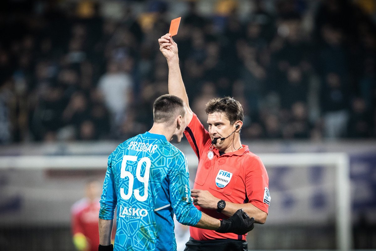 slovenfooty's tweet photo. 🇸🇮 | @nkmaribor 0️⃣ - 1️⃣ @FCKoper
📍 Halk Bahçesi'nde dram, yüksek gerilim ve hüzün.
📍 Maribor'da kırmızı kart sonrası taraftar öfkesi nedeniyle uzun süre duran maç ve günün sonunda ev sahibinin mağlubiyeti.
#NkMaribor #FcKoper #MarKop #PrvaLigaTelemach
📷 Jure Banfi https://t.co/1jPmiMAE1G