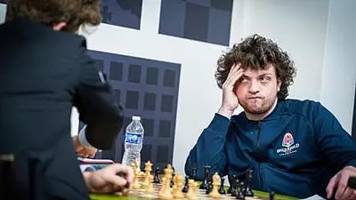 Þessi kynlífstækjaskáksvindlari lítur út eins og hann sé leikarinn sem mun leika hann í myndinni sem Netflix hlýtur að gera eftir þessum farsa