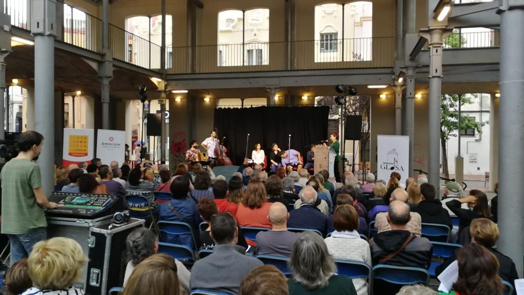 omniumterrassa's tweet photo. Èxit de públic a la 1a Mostra de Glosa organitzada per @terrassaglosa amb el suport d' @omniumterrassa i @llenguacat. Un espectacle intel·ligent i divertit com a exemple del bagatge cultural dels Països Catalans. Esperem tornar-hi l'any vinent ! https://t.co/tnOiBSaLs4