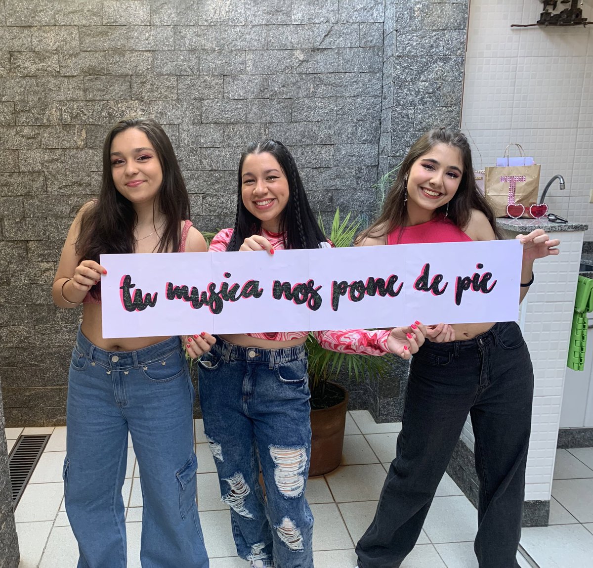 causetini's tweet photo. nos vemos en unas horitas y nada massss 🥹💘💘💘💘 @TiniStoessel 
(con @onlyutini @waymartina) https://t.co/BICgvUdk3b
