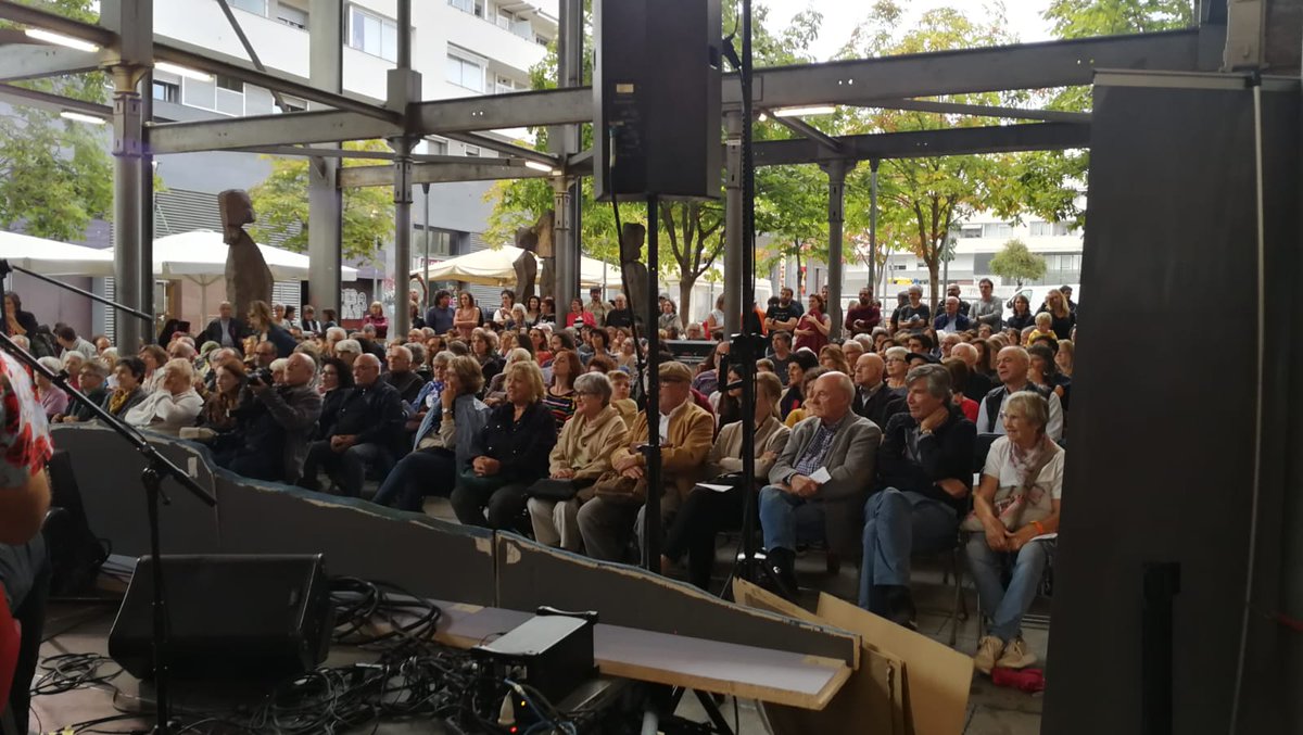 omniumterrassa's tweet photo. Èxit de públic a la 1a Mostra de Glosa organitzada per @terrassaglosa amb el suport d' @omniumterrassa i @llenguacat. Un espectacle intel·ligent i divertit com a exemple del bagatge cultural dels Països Catalans. Esperem tornar-hi l'any vinent ! https://t.co/tnOiBSaLs4