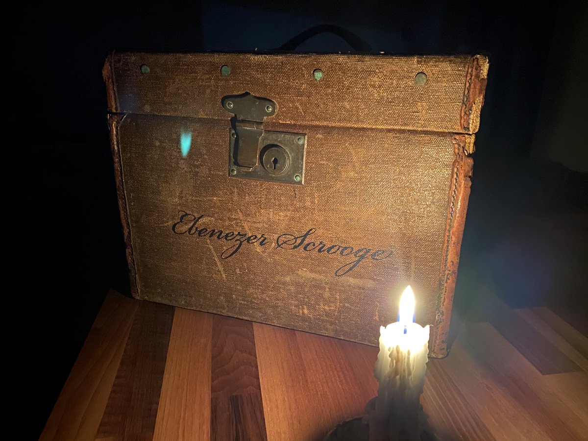 I love it when a prop comes together! 
New life to this 150 year old hat box from A. Barrett &amp; Sons of 63 &amp; 64 Piccadilly.
Taking pride of place in all of this year's shows :)
vintageverse.co.uk/a-christmas-ca…