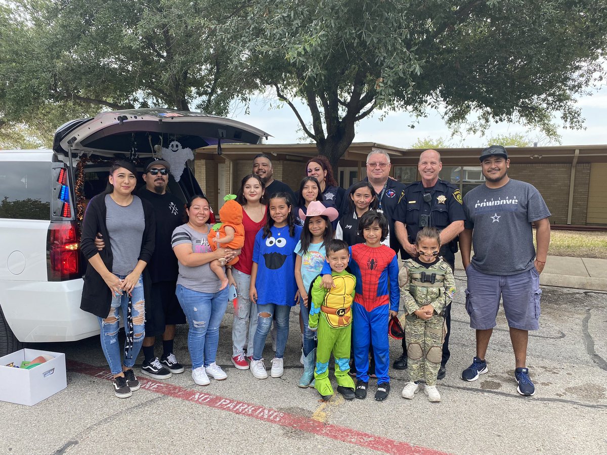 The second weekend of Trunk or Treat was a success! Special thank you to our Rock Creek Mobile Home Park community! We will be back next Saturday in our D- Bar -B Mobile Home Park  community from 3 pm-5 pm #halloween2022 #DallasSheriff #Community