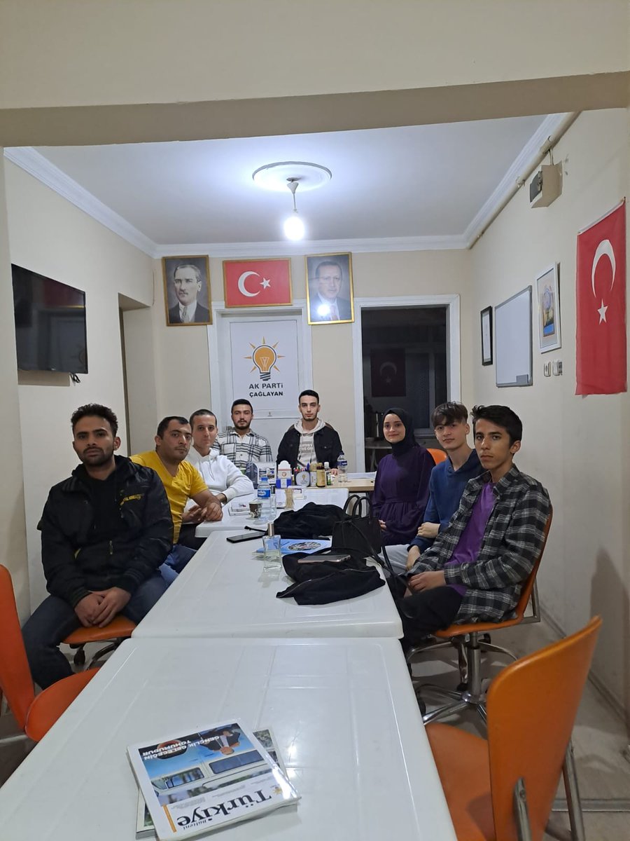 Akgenccaglayan's tweet photo. Çağlayan Mahallesi Gençlik Kolları olarak haftalık olağan yönetim kurulu toplantımızı icraa ettik. 
@SuheylHamzaTlci 
@Akgenclik_Khane 
@nacimertcalisir 
@BiLaL__VuraL https://t.co/YbwI0F8VEB