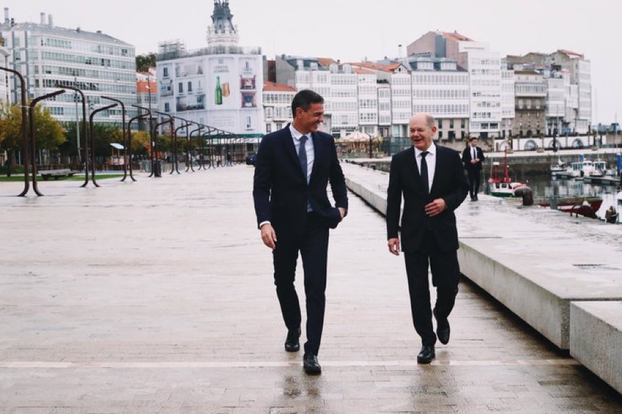 Esto de tener q cerrar las calles de Coruña y prohibir el paso a los ciudadanos para q <a href="/sanchezcastejon/">Pedro Sánchez</a> pueda pasearse sin gente, por miedo a q lo abucheen es propio de un autócrata 

Y él tan contento. Sin escrúpulos