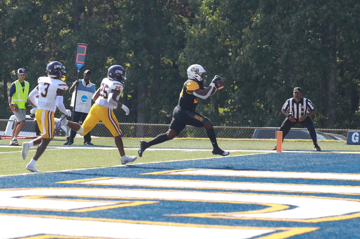 #ETBUGameDay #TOUCHDOWNTIGERS ▶️ Devian Wilson ▶️ 6-yd pass from @Cbanks_13 4th Q | 12:10 ⚔️2️⃣4️⃣ 🐯7️⃣ #TexasTigers #ascfb #d3fb