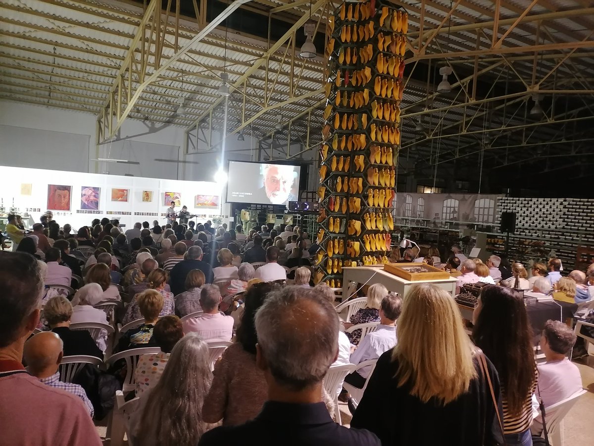 joancollet1's tweet photo. Nit d'emocions a #Selva. Moltes gràcies a les companyes i companys d'@arrelam per el precios homenatge dedicat a l'#artista, #docent, #activista i #granpersona Joan Lacomba. #Jotambésomlacombià https://t.co/hMl7QKfolw