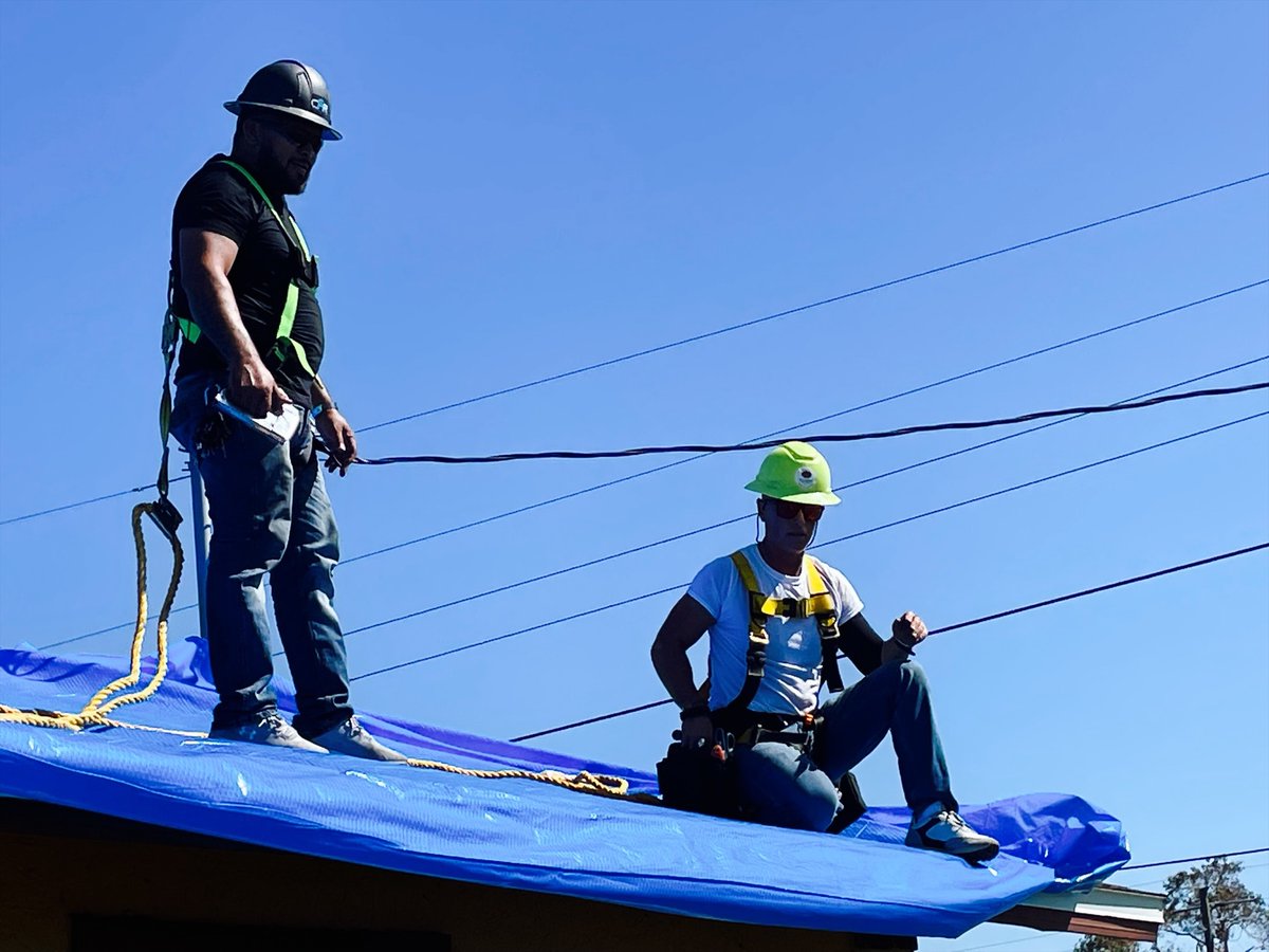 FEMAespanol's tweet photo. Residentes de Florida: La operación #TechoAzul de @USACEHQ se lleva a cabo en Charlotte, Collier, Desoto, Lee y Sarasota. Este servicio gratuito ofrece reparaciones temporales de techo para los sobrevivientes elegibles.
Regístrese: 📞 1-888-766-3258 💻 https://t.co/eOeld76vvL https://t.co/scSUJuxsW6