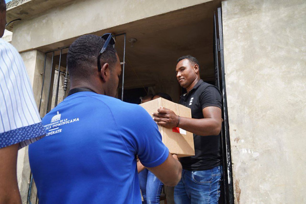 GloriaReyesG's tweet photo. Muy contenta de llevar alegría a más de 800 hogares de #Miches que se beneficiarán con alimentos no perecederos. https://t.co/s7cUJs5swq