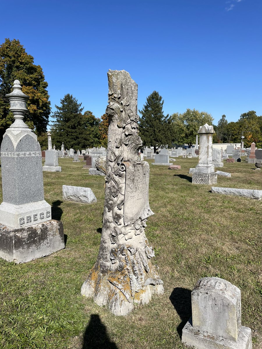 mickandcheeese's tweet photo. Beautiful day to be out #geocaching and stumbled upon these amazing headstones that date back to the 1800s. Headstones made to look like carved out tree trunks. So cool! https://t.co/3SuZPercVj