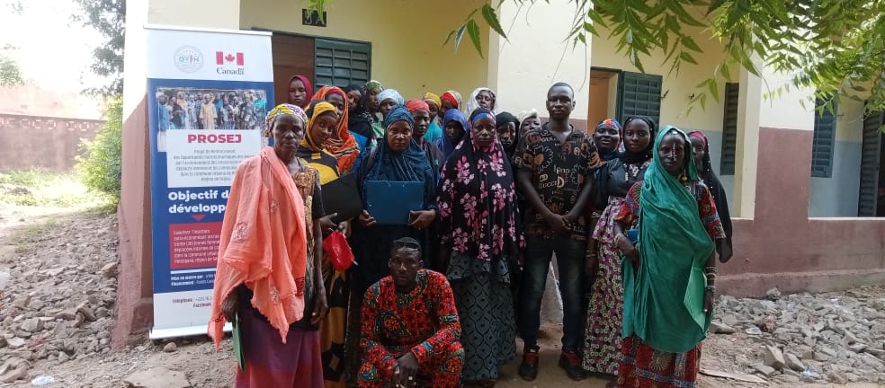 MaliGyin's tweet photo. Aujourd'hui, nous avons lancé à l'école publique de Pélengana, les cours d'alphabétisation en langue Bambara des 30 jeunes femmes déplacées internes bénéficiaires du #PROSEJ financé par le gouvernement du Canada à travers le #FCIL. https://t.co/f4EXlbiTy6