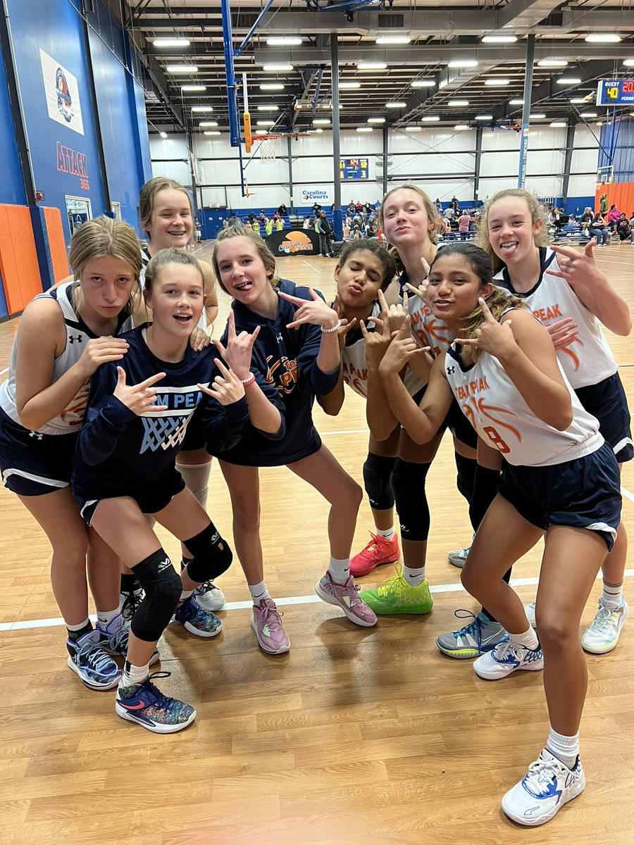 peakbball's tweet image. Getting started at #Battle4theCure with a good group! 8th grade girls competing hard. #getbetter @RISEReport