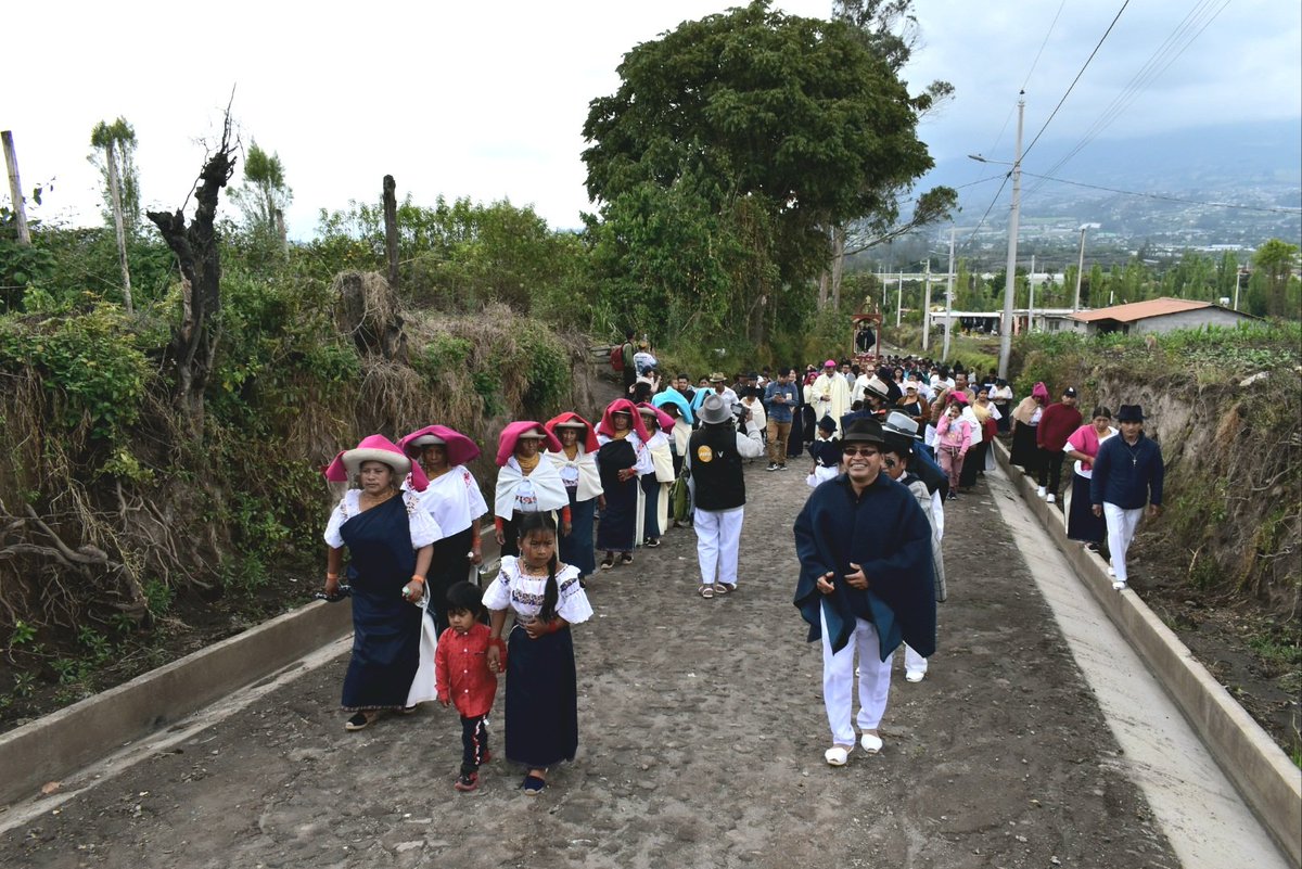 CristinaMalesY's tweet photo. 👷♀️👏 Hoy en mi calidad de Prefecta Subrogante inauguramos la nueva infraestructura vial del empedrado en la comunidad de #Perafan de la parroquia #Imantag, cantón Cotacachi. Estamos especialmente alegres por esta obra que antes parecía un sueño, pero que ahora ya es una realidad. https://t.co/caIlwRzZX4