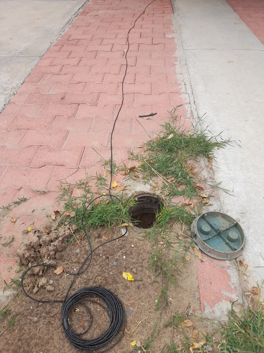 WeasleyNoemi's tweet photo. @TELMEXSoluciona  @Telmex  #telmex vino hace 1 semana a instalar la fibra óptica y dejaron el cable por fuera. Estoy llamando para hacer la solicitud de que metan el cable al ducto, ya me pasaron con 5 personas diferentes y nadie me puede dar un folio ni resolver.
#fibraoptica https://t.co/RmhnSVfKlO