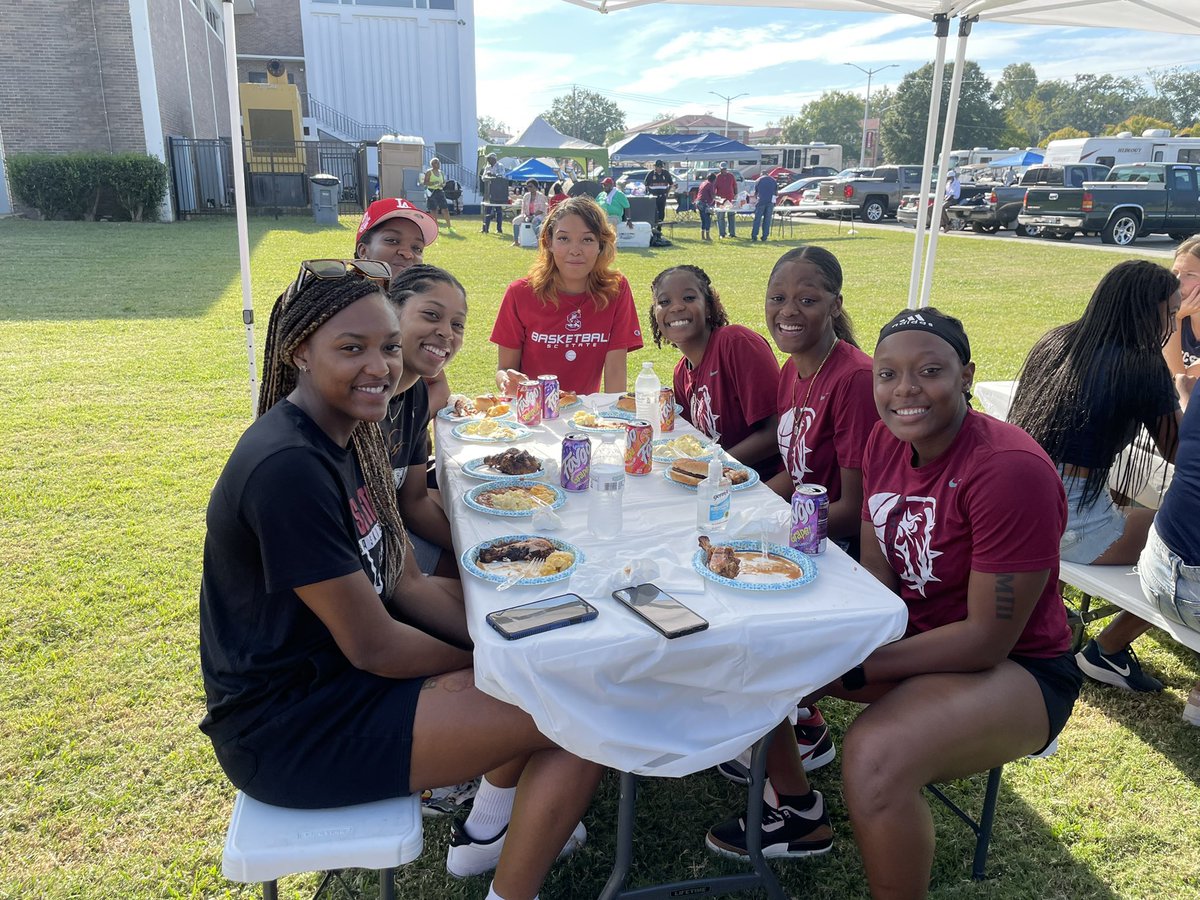 smith_aija11's tweet photo. Youth Day ft. @scstate_wbb enjoying the hospitality &amp; festivities 🐶❤️ #bulldognation #scstatewbb #2k22 https://t.co/i5msEyfY0O