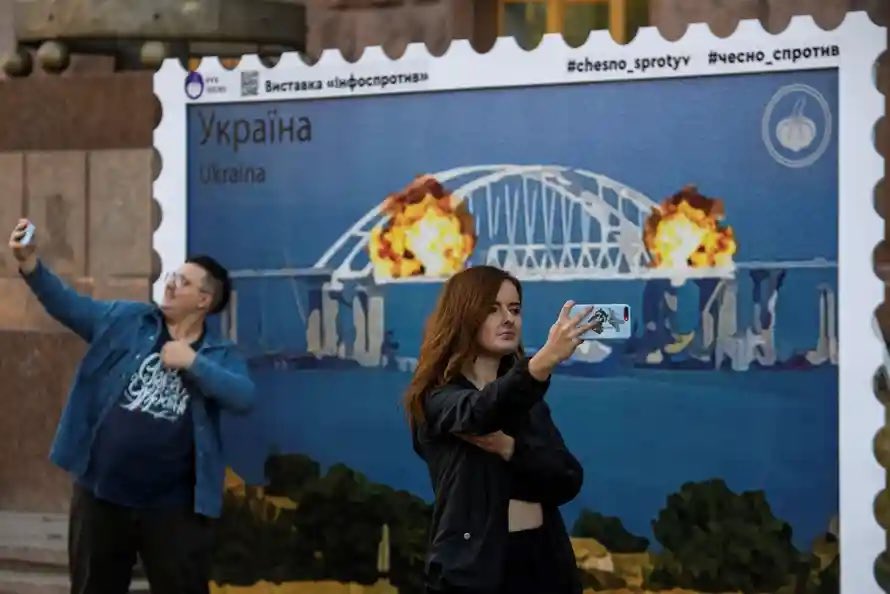 berlin_bridge's tweet photo. You know your intel sucks when even the enemy post office knows you’re gonna get hit so far in advance they have time to pre-make a commemorative stamp selfie stand 😎 https://t.co/WgJfG7NER5