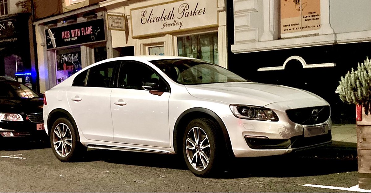 Spotted this earlier, s60 cross country. Bit of a case of rare but no one cared. Shame. <a href="/Tw1tterCarClub/">Tw1tter Car Club 🧢</a>