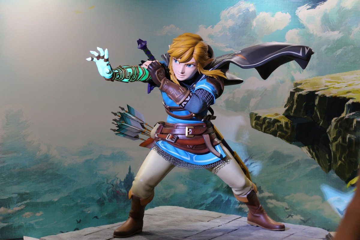 ZeldaUniverse's tweet photo. There's a life size statue of Link, as he appears in The Legend of Zelda: Tears of the Kingdom, seen at Nintendo Live in Japan. Amazing! https://t.co/F4fujPidKl