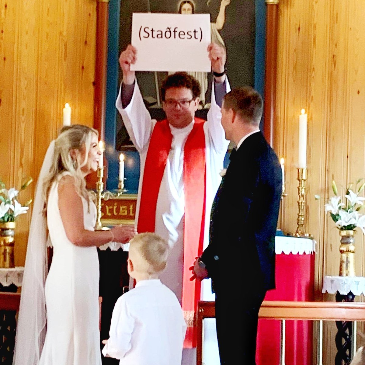 haflidib's tweet photo. Brúðkaup hjá @maggimar endaði á þessari tilkynningu frá @GudniMarH Óheppilegt að bróðir hans spilaði leik á sama tíma en það var hægt að horfa boltann í athöfninni eins og @tomthordarson og @elvargeir gerðu. https://t.co/jzMylZHthP