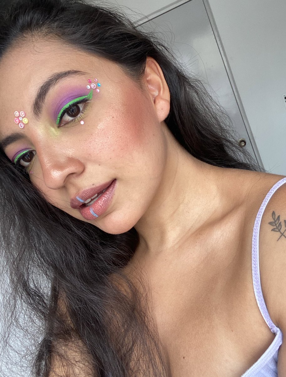 laurel_0109's tweet photo. Bueno soy la Madremonte, diosa de la naturaleza colombiana 🌱🌻💦💅🏼
Mi aporte a @BeautyBlendIns
#MakeUptology #Makeuptober #TheBeautyBlendIns https://t.co/9fJkH2viWn