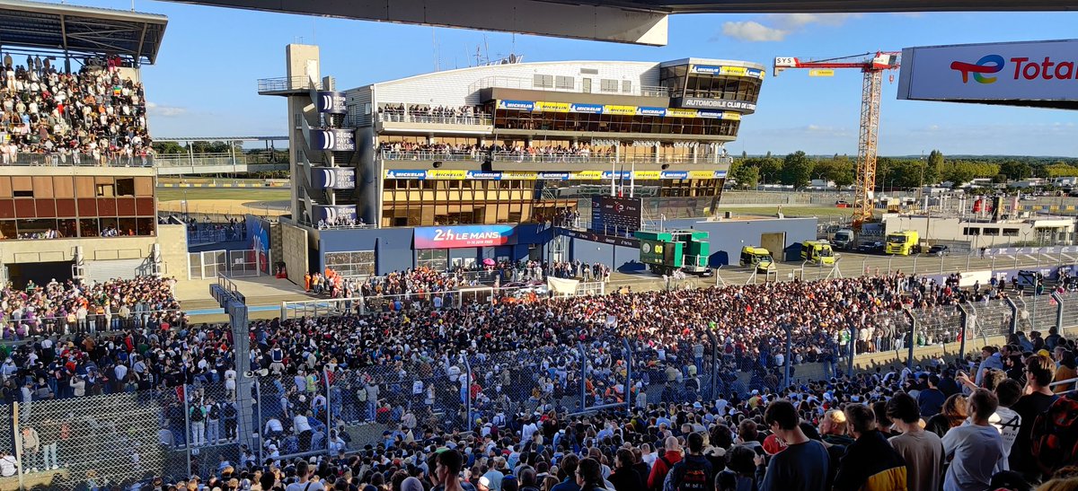 Demcmoi's tweet image. #GPExplorer Juste incroyable, l'ambiance, l'énergie dans les tribunes, La bienveillance des gens ❤️🙏🏻. L'organisation qui était juste au petit oignon. FRANCHEMENT, merci @xSqueeZie j'ai adoré vivre ces moments, continue de nous faire rêver avec ce genre d'événement.