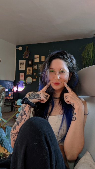 hihihi  https://t.co/AGGAbKyj9p https://t.co/bMedxsJKM9