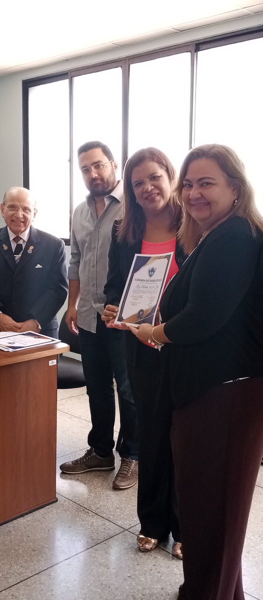 Hoy la Cámara de la Radio Zulia hizo entrega de un reconocimiento por más de 30 años de transmisiones a nuestra estación LUZ Radio 102.9 y a algunos de nuestros compañeros como operadores, locutores, periodista #Maracaibo #8Octubre #camararadiozulia