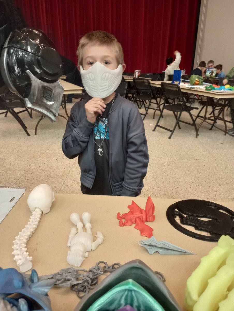 Thehardwearman's tweet photo. This right here is why I pack my truck and travel to shows! To see the pure joy brought on by my work is the best part of being a vendor. So happy that I could be a part of #levelupict this weekend #30thanniversaryofmortalkombat https://t.co/lzgjtQbbBv