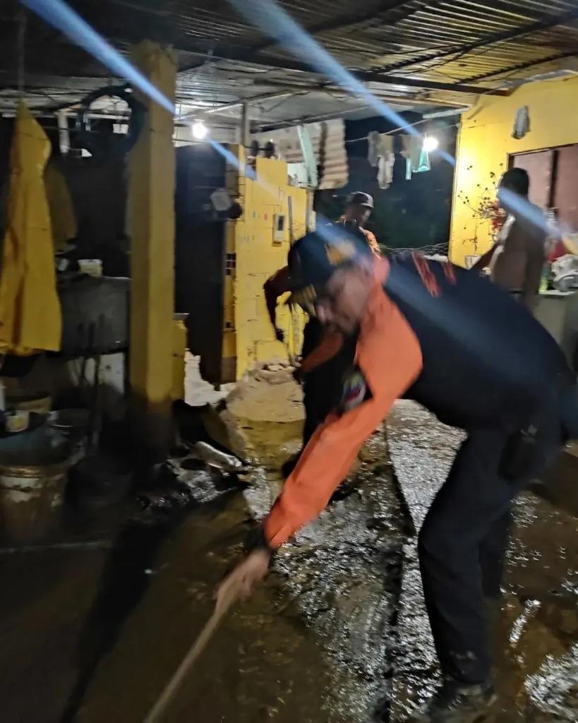 ReporteYa's tweet photo. #8Oct 10:09 PM #Aragua #Lluvias @Dayanakrays: Autoridades informan que el sistema Nacional de Gestión de Riesgo se encuentra desplegado en Las #Tejerías, debido al desbordamiento de la Quebrada Los Patos. Hasta el momento se reporta dos personas fallecida y desaparecida. https://t.co/bvdaQxhdg0