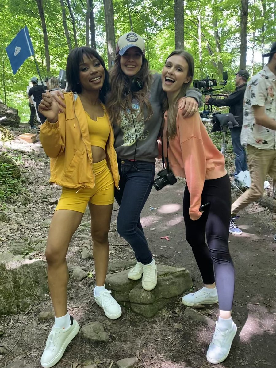 bukola_8's tweet photo. @beekingsley @celestedesjard My fav girls 💞 #PicturePerfectRomance @SCHeartHome https://t.co/OU12mXQaRY