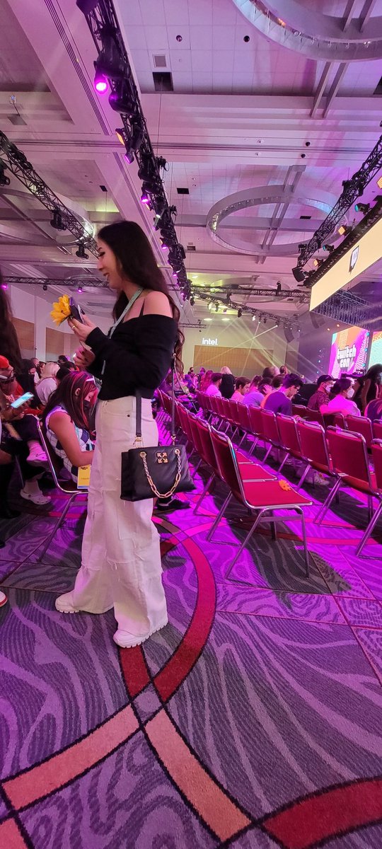 TheBreacher101's tweet photo. @JhbTeam spotted me looking at him before the show lol oh and @fuslie was there too haha @TwitchCon #jhbteam #100T #fuslie #aprilfooze https://t.co/nRxwMDxHv5