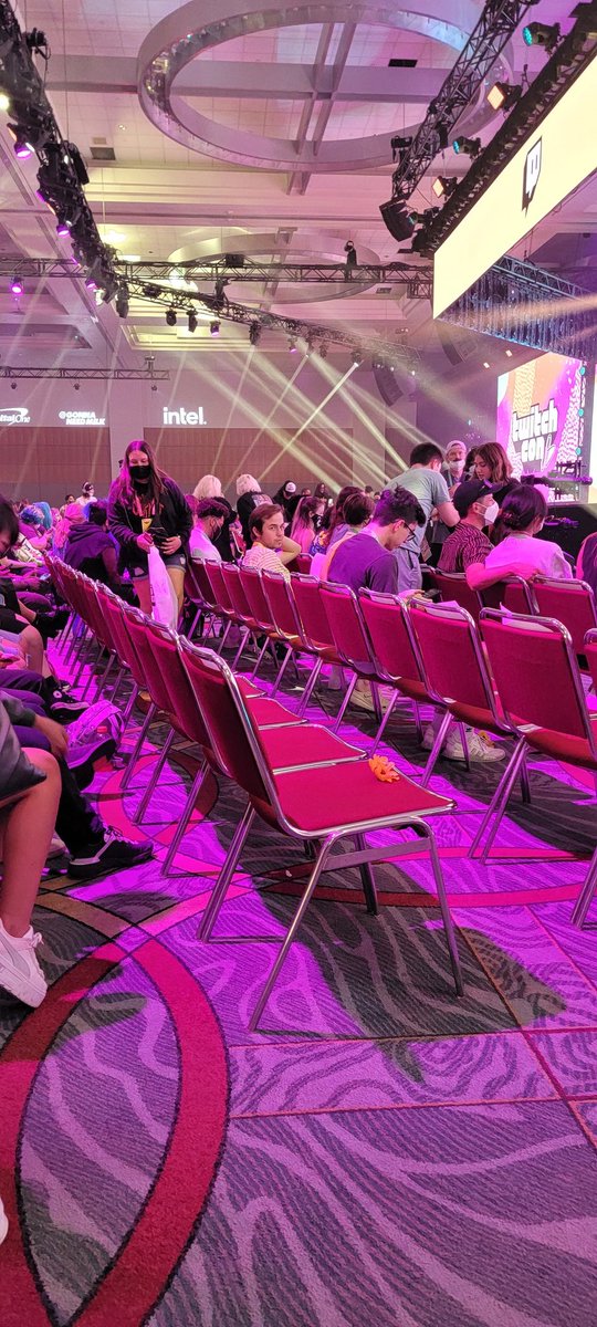 TheBreacher101's tweet photo. @JhbTeam spotted me looking at him before the show lol oh and @fuslie was there too haha @TwitchCon #jhbteam #100T #fuslie #aprilfooze https://t.co/nRxwMDxHv5