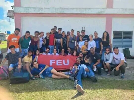 Estos  jóvenes guerreros se despiden del consejo popular La Coloma en #PinardelRío con abrazos y risas el contingente universitarioHermanos Saíz Monte de Ocas termina con la satisfacción de haber puesto su granito de arena.#VamosConTodo  #FuerzaPinar