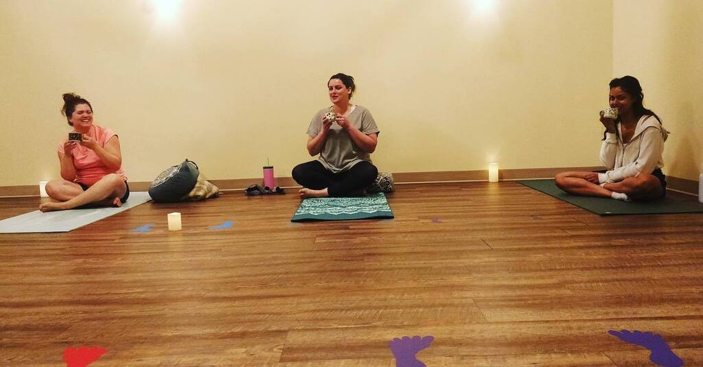 Happy Thanksgiving Weekend yoga fam! Can’t wait to see your smiling happy faces! 💓 @circlestudioshamilton #yoga #happyplace #community #yogafam #gratitude #givingthanks