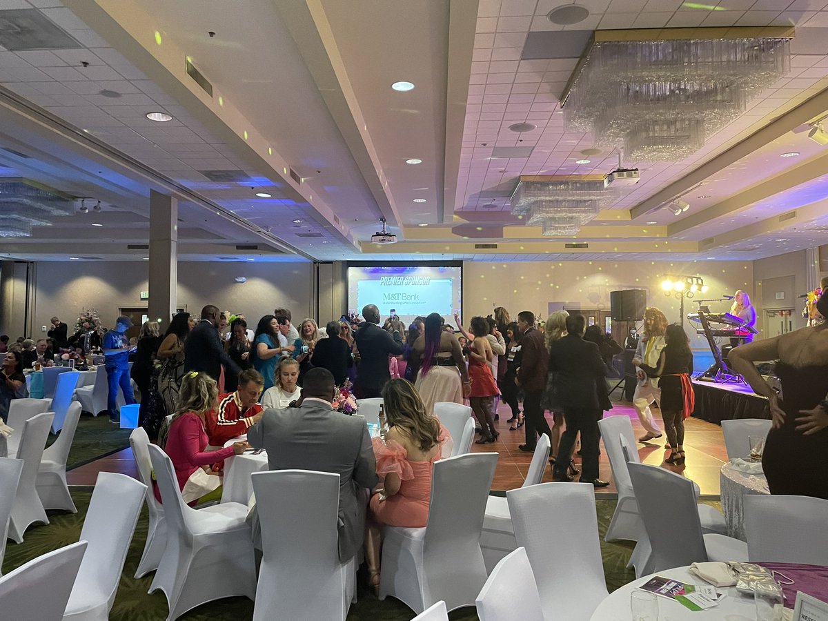 What a rockin’ @HoCoChamber #SignatureEvent! This years’ event did not disappoint with tons of 80’s Prom flare. 

#celebrate #80sfashion #prom #supportlocal