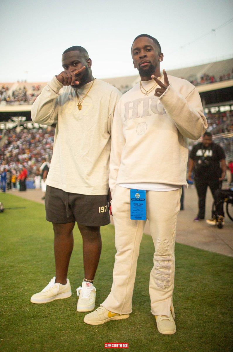 JBush____'s tweet photo. “Ay that’s my twin let em in” @MoKnowz_  #SidelineSaturdays #ComingToACityNearYou https://t.co/j6UeYEMthL