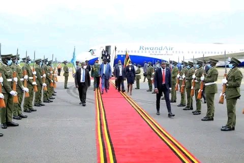 Mwesigy75537994's tweet photo. ๐บ๐ฌ#AT60
YESTERDAY #8th_9_2022 South Sudanese president Salva Kiir Mayardit also jetted into Uganda for today's 60th independence anniversary
#UgandaAt60
๐#mwesigyealexupdatesโ๏ธ https://t.co/ipzfLXdGMa