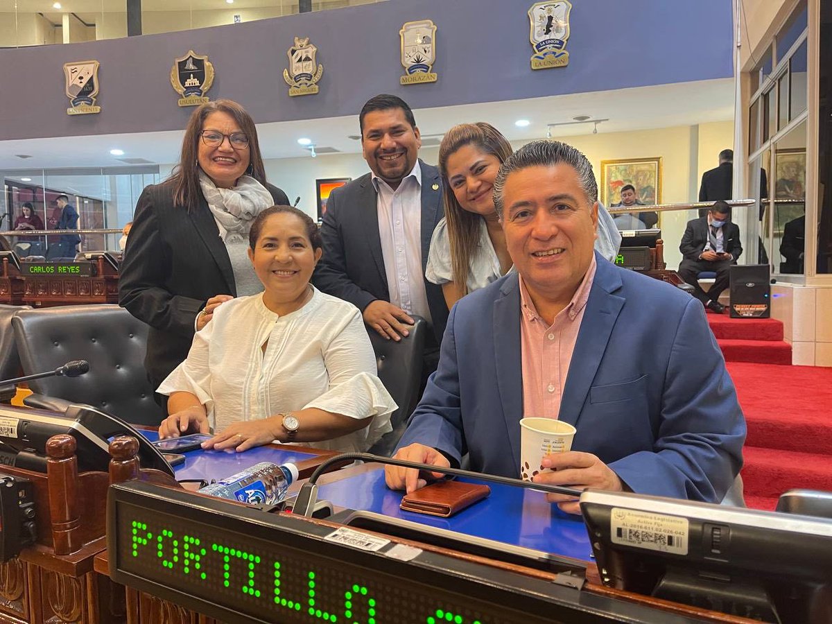 ARENAfraccion's tweet photo. Ya son las 7:42pm y no da inicio la #SesiónPlenariaExtraordinaria que fue convocada para las 6:30 pm de este sábado 8 de octubre.@ARENAfraccion presente en el Pleno para acompañar el beneficio de la población salvadoreña. https://t.co/38hXdW1noN
