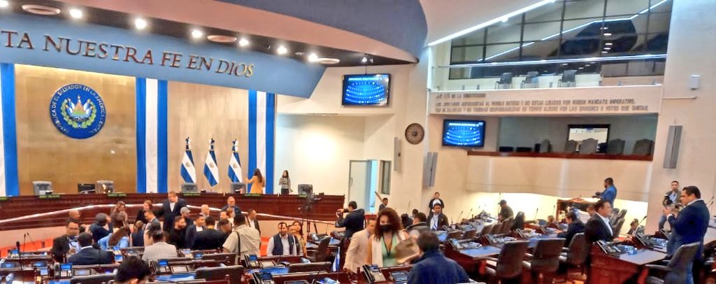 ARENAfraccion's tweet photo. Ya son las 7:42pm y no da inicio la #SesiónPlenariaExtraordinaria que fue convocada para las 6:30 pm de este sábado 8 de octubre.@ARENAfraccion presente en el Pleno para acompañar el beneficio de la población salvadoreña. https://t.co/38hXdW1noN