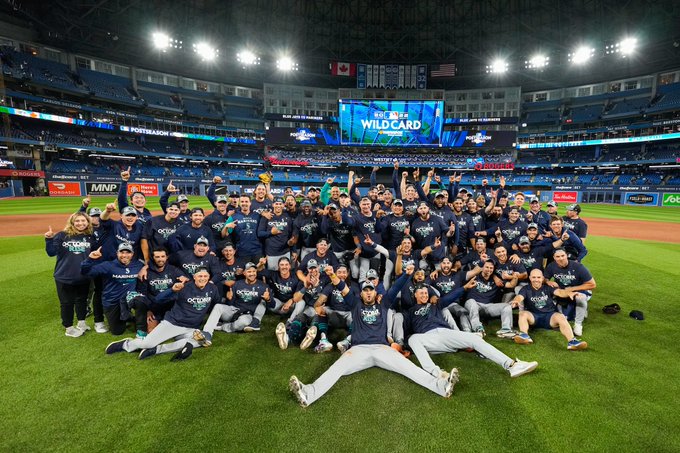 Mariners group photo on the field after advancing to the ALDS. 