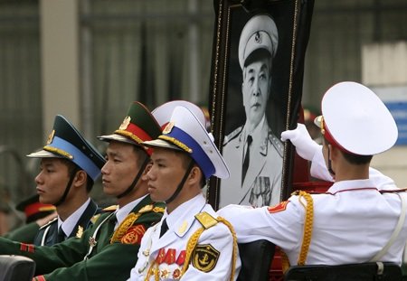 justtodo18's tweet photo. 2013, #Vietnam's national mourning day of General #VoNguyenGiap.
Despite the rain, #Vietnamese people, especially Vietnamese youths and teenagers born and raised in peacetime, took time to visit and see off #GeneralGiap's coffin.
#DienBienPhu
#Vietnam https://t.co/FJCVHHFE76