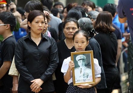 justtodo18's tweet photo. 2013, #Vietnam's national mourning day of General #VoNguyenGiap.
Despite the rain, #Vietnamese people, especially Vietnamese youths and teenagers born and raised in peacetime, took time to visit and see off #GeneralGiap's coffin.
#DienBienPhu
#Vietnam https://t.co/FJCVHHFE76
