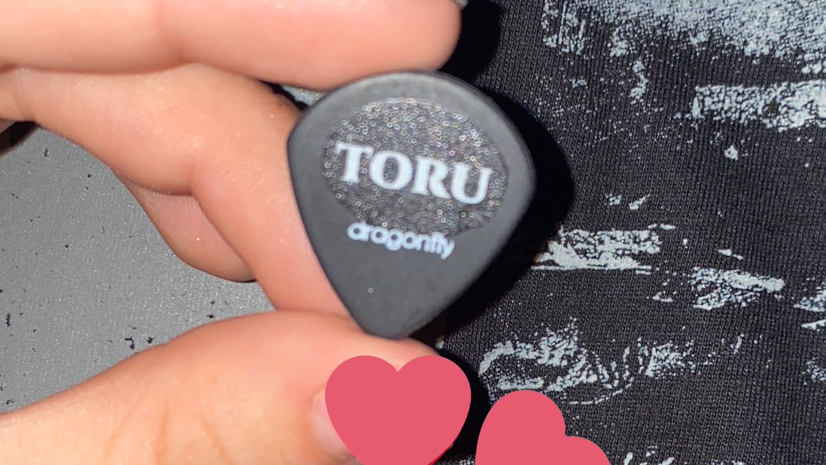seeingstars12's tweet photo. i miss @ONEOKROCK_japan !!!
cleveland was so much fun! i had a sign that said “toru is hot” and i also caught one of his guitar picks. lemme tell you i have been to over 8 kpop and alt concerts this year and this was my most favorite one yet, BEST CONCERT EVER!! now take me back. https://t.co/29RXKfBnZV