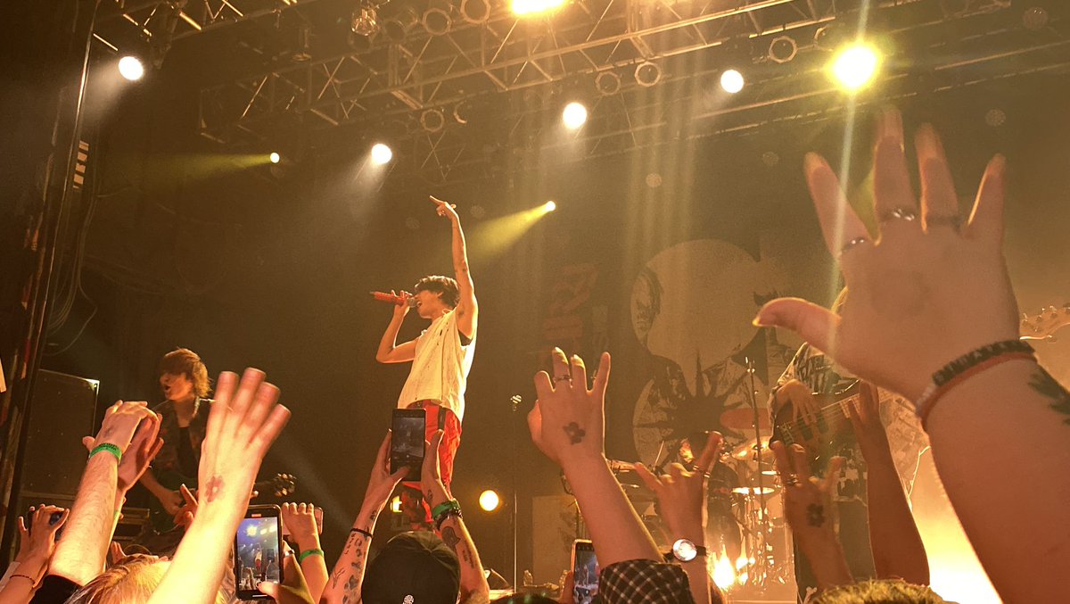 seeingstars12's tweet photo. i miss @ONEOKROCK_japan !!!
cleveland was so much fun! i had a sign that said “toru is hot” and i also caught one of his guitar picks. lemme tell you i have been to over 8 kpop and alt concerts this year and this was my most favorite one yet, BEST CONCERT EVER!! now take me back. https://t.co/29RXKfBnZV