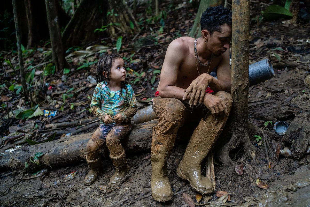 Foto de <a href="/federicorios/">Federico Rios</a>. Padre e hija venezolanos cruzando el Tapón del Darién entre Colombia y Panamá. Sin palabras.