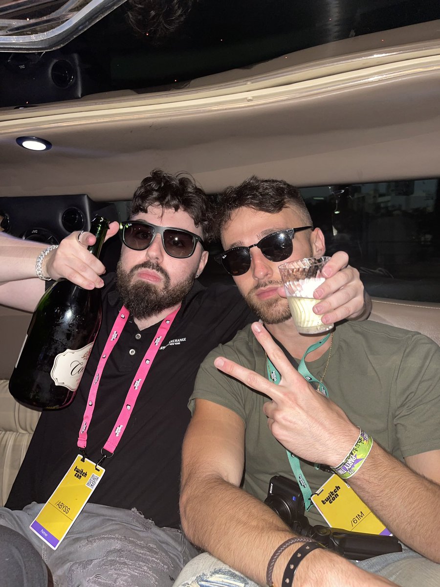 AbyssOSRS's tweet image. Me and all the dawgs