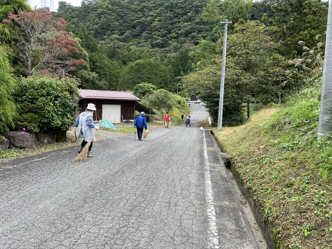 朝から自治会の『道普請(みちぶしん)』なる活動に参加。ゴミ拾いなどの美化清掃かと思ってたんですが、「人類のテリトリーを侵食する自然との戦い」って感じでした…! 